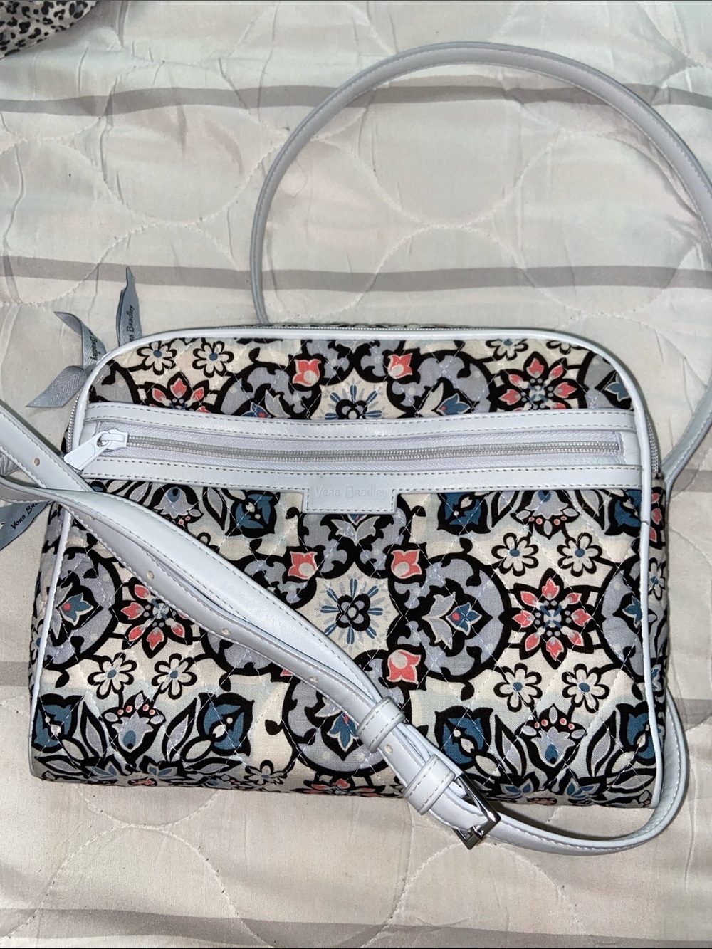 LISBON MEDALLION TRIPLE ZIP CROSSBODY Vera Bradley Pink Blue & Gray Quilted